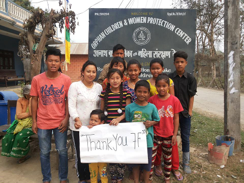 Gruppenfoto der Waisenkinder -Thank you 7f-