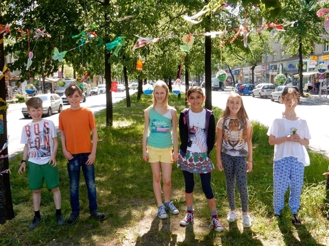 Gruppenfoto vor dem Maibaum