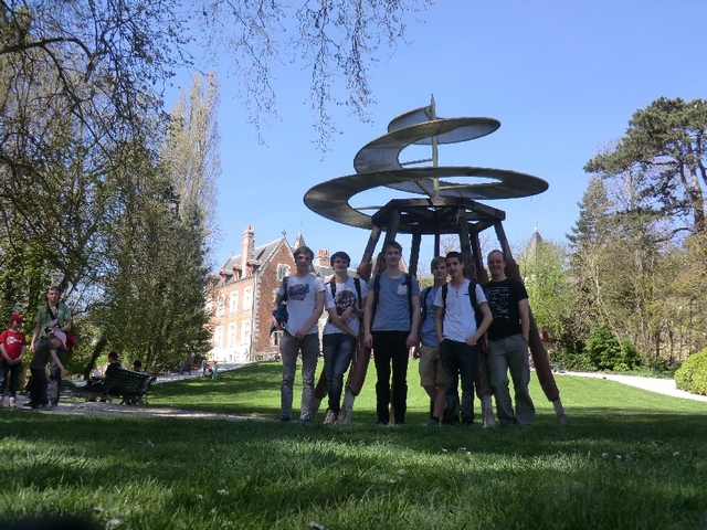 Gruppe vor Modell von Leonardos Fluggerät