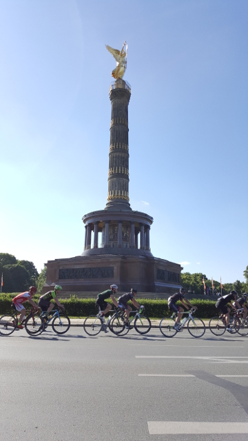 Die schnellen Velothon-Radler beim Umrunden der Siegessäule