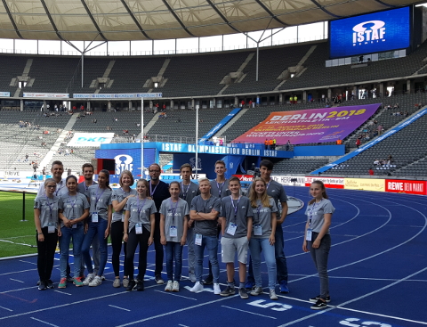 Gruppenfoto der ISTAF-Helfer des Herder-Gymnasiums