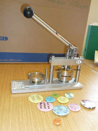 Neue Button-Maschine